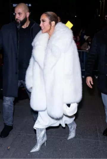 Vestido midi Cady adornado con cristales de David Koma usado por Jennifer Lopez en Saturday Night Live el 3 de febrero de 2024