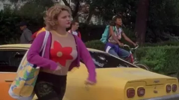 Top de flores transparentes de los 90 y cárdigan morado usado por Josie Geller (Drew Barrymore) como se ve en Never Been Kissed