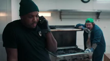 Camiseta Off-White usada por Marcus (Lionel Boyce) como se ve en The Bear (T02E03)