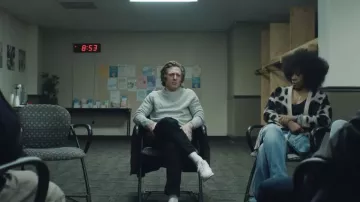 Suéter gris claro usado por Carmen 'Carmy' Berzatto (Jeremy Allen White) como se ve en el vestuario de la serie de televisión The Bear (Temporada 2 Episodio 3)
