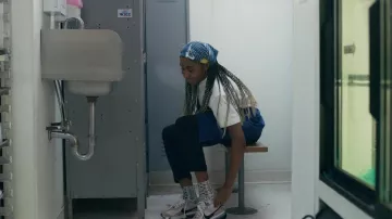 Nike sneakers worn by Sydney Adamu (Ayo Edebiri) as seen in The Bear TV series outfits (Season 1 Episode 7)