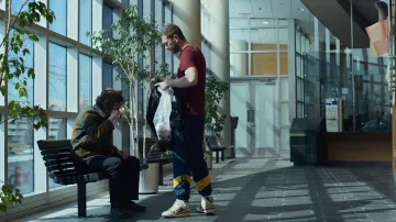 Baskets portées par Richard 'Richie' Jerimovich (Ebon Moss-Bachrach) dans la garde-robe de la série télévisée The Bear (saison 1, épisode 8)