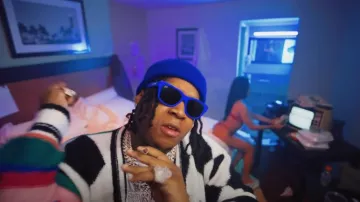 Gorro EKD acanalado azul real de Burberry usado por YTB Fatt en YTB Fatt - "Secrets" (Video oficial)
