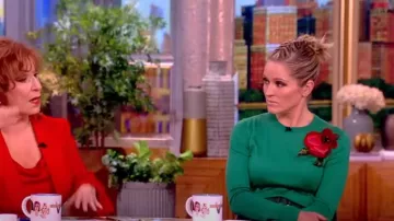 Pull en tricot de soie Dolce & Gabbana avec détail d’applique florale porté par Sara Haines comme on le voit dans The View le 2 février 2024