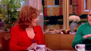 Cami en soie Cinq A Sept Marta Bow Back porté par Joy Behar tel qu’on le voit dans The View le 2 février 2024