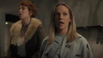 Sudadera estampada de H&M usada por la futura novia (Haley Victoria Hunt) como se ve en The Irrational (T01E08)