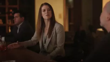 Chaqueta cruzada de H&M usada por Phoebe (Molly Kunz) como se ve en The Irrational (T01E09)