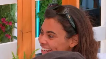 Dior Eyewear Gafas de sol negras con curva oblicua usadas por Sophie Piper como se ve en Love Island: All Stars (T01E21)