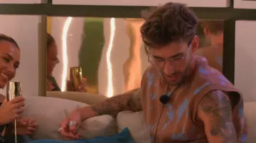 Gilet tricoté rétréci en semaine porté par Chris Taylor dans Love Island : All Stars (S01E21)
