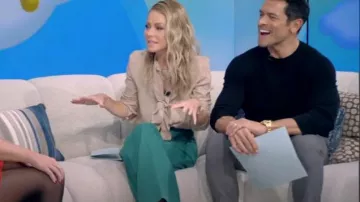 Pantalones Tyrah de Acne Studios usados por Kelly Ripa como se vio en VIVO con Kelly y Mark el 2 de febrero de 2024
