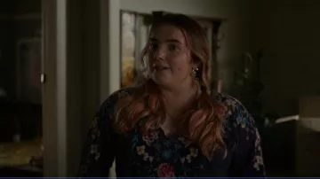 Johnny Was Butterfly Blusa de invierno usada por Daisy (Tegan Stimson) como se ve en Irreverent (S01E01)