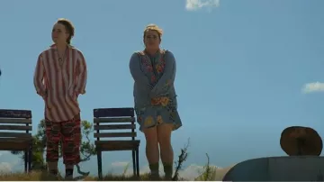 Johnny Was Jude Blusa bordada con flores usada por Daisy (Tegan Stimson) como se ve en Irreverent (T01E03)