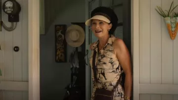 Camisa Karen Walker Safari usada por Charmaine (Anita Hegh) como se ve en Irreverent (S01E05)