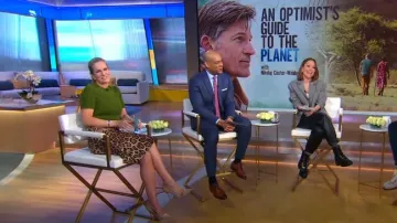 Pull côtelé brodé Anagram Loewe porté par Jennifer Ashton dans Good Morning America le 31 janvier 2024