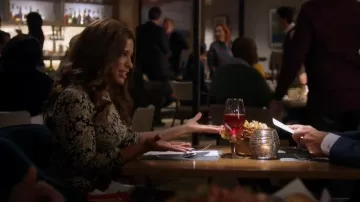 Vestido de Joie Aja usado por Poppy Banks (Kimrie Lewis-Davis) como se ve en Padres solteros (T02E19)