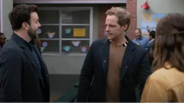 Suéter de cachemira con ribete a cuadros de Burberry usado por Colin (Chris Geere) como se ve en Padres solteros (T02E19)