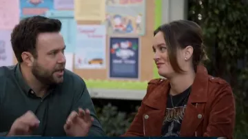 BlankNYC Suede Biker Jacket usado por Angie D'Amato (Leighton Meester) como se ve en Padres solteros (T02E20)