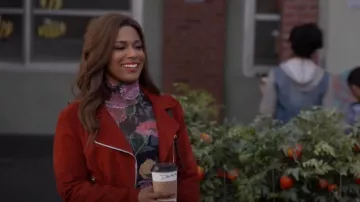 Rachel Roy Top de malla de cuello alto multicolor Val usado por Poppy Banks (Kimrie Lewis-Davis) como se ve en Padres solteros (T02E20)