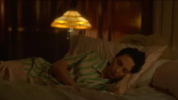 Asceno El pijama londinense Short usado por Anna (Lauren Patten) como se ve en Death and Other Details (T01E05)