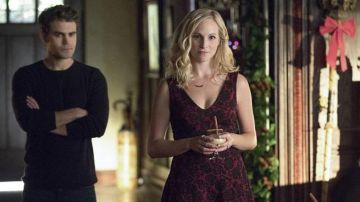 La robe Aqua de Caroline Forbes (Candice King) dans The Vampire Diaries