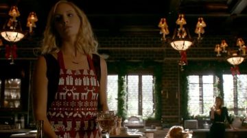 Le tablier de cuisine de Caroline Forbes (Candice King) dans The Vampire Diaries