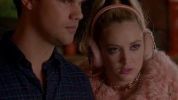 Abrigo de piel sintética rosa #3 (Billie Lourd) de Chanel en Scream Queens