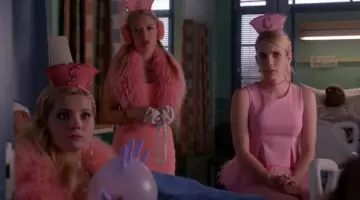 L'écharpe en fausse fourrure de Chanel#3 (Billie Lourd) dans Scream Queens