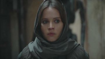 The scarf grey Jyn ERso (Felicity Jones) in Rogue One : A Star Wars Story