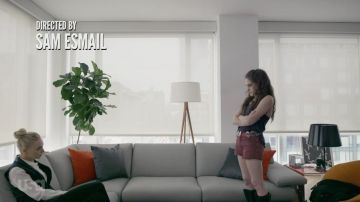 Le short rouge de Darlene (Carly Chaikin) dans Mr. Robot