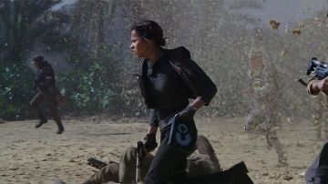 The Blaster Jyn Erso (Felicity Jones) in Rogue One : A Star Wars Story