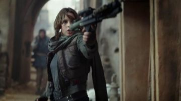 The BlasTech E-11 Blaster Jyn Erso (Felicity Jones) in Rogue One : A Star Wars Story
