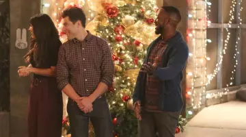 Les looks de New Girl : Schmidt (Max Greenfield) porte une chemise à carreaux de la marque Bonobos dans l'épisode 10, de la saison 6