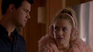 Collar L.O.V.E. Asos de Sadie Swenson / Chanel #3 (Billie Lourd) en Scream Queens