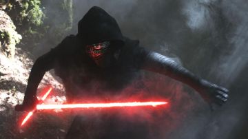 Le costume de Kylo Ren (Adam Driver) dans Star Wars VII : Le Réveil de la Force