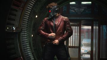 La chaqueta borgoña de Peter Quill, también conocida como Star-Lord (Chris Pratt) en Guardianes de la Galaxia