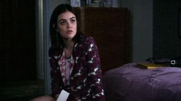 La veste Maje d'Aria Montgomery (Lucy Hale) dans Pretty Little Liars