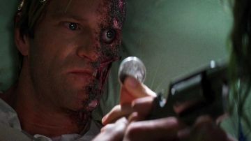 The coin Harvey Dent / Double Face (Aaron Eckhart) in the Batman : The Dark Knight