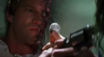 The coin Harvey Dent / Double Face (Aaron Eckhart) in the Batman : The Dark Knight