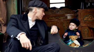 La gorra de tweed azul usada por Thomas Shelby (Cillian Murphy) en la serie Peaky Blinders (S03E03)