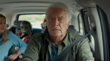 The jacket / shirt khaki Ben Cox (André Dussollier) in the background