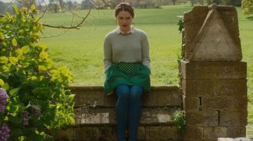 The skirt green of Louisa Clark (Emilia Clarke) in Before You