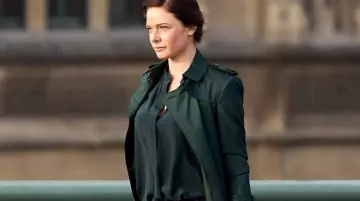 Le trenchcoat vert de Ilsa Faust (Rebecca Ferguson) dans Mission Impossible 5