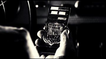 La insignia de policía de John Hartigan (Bruce Willis) en Sin City