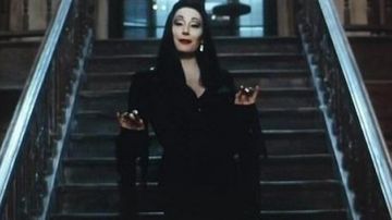 El vestido de Morticia (Anjelica Huston) en La familia Addams