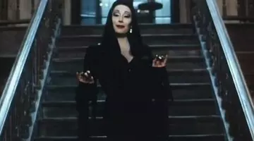 La robe de Morticia (Anjelica Huston) dans La Famille Addams