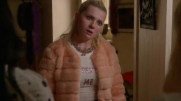Abrigo de piel sintética rosa de Chanel #5 (Abigail Breslin) en Scream Queens s02e04