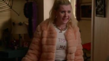 Le Top / Camiseta "Text Me" de Chanel #5 (Abigail Breslin) dans Scream Queens S02e04