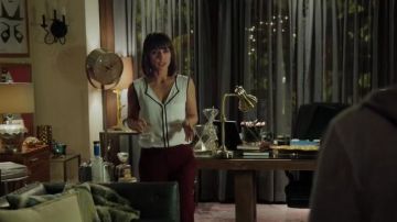 Le top blanc & noir Calvin Klein porté par Quinn King (Constance Zimmer) dans UnReal s01e07