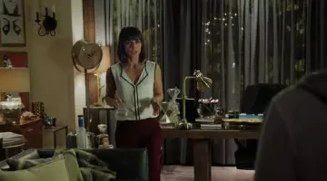 Le top blanc & noir Calvin Klein porté par Quinn King (Constance Zimmer) dans UnReal s01e07