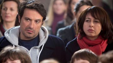 La sudadera con capucha gris de Denis Bouley (Bruno Salomone) en la temporada 7 de Fais pas ci, fais pas ça